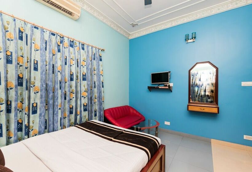 Landmark Ab Block Hotel By Oyo Rooms