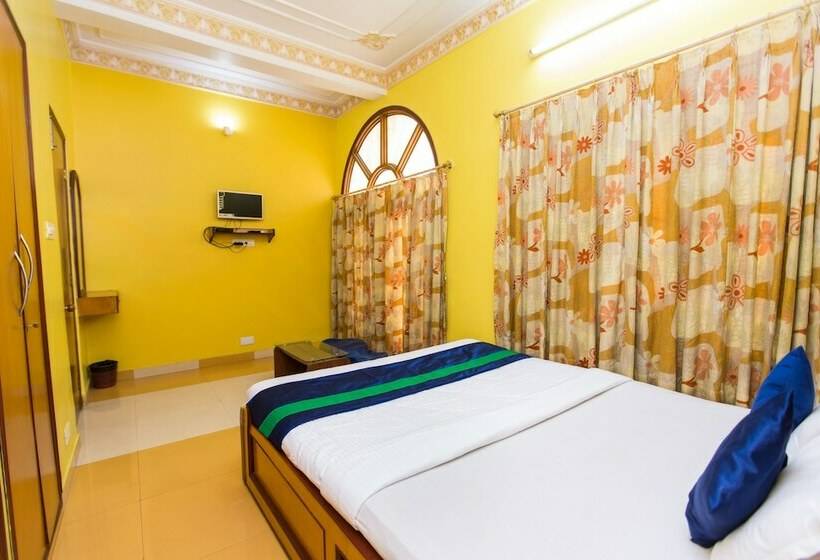 Landmark Ab Block Hotel By Oyo Rooms