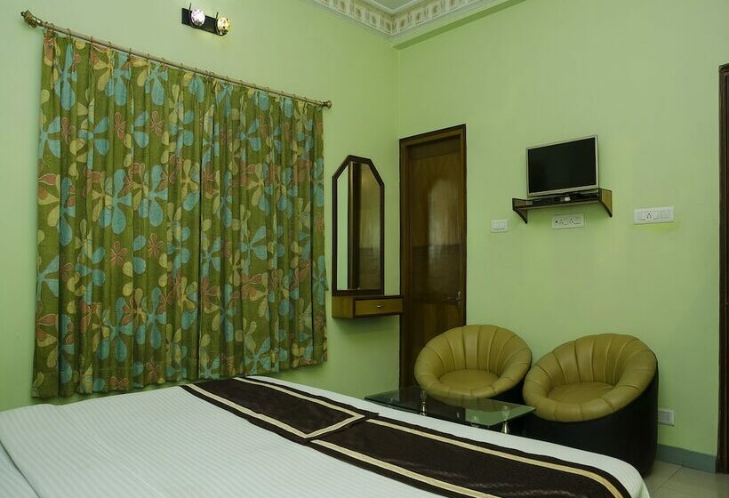 Landmark Ab Block Hotel By Oyo Rooms