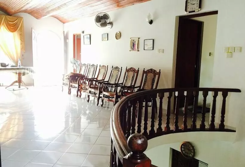 ペンション New White House