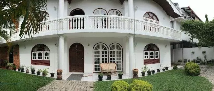 ペンション New White House