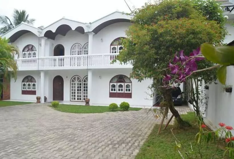 ペンション New White House