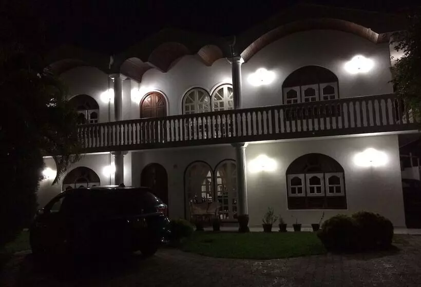 ペンション New White House