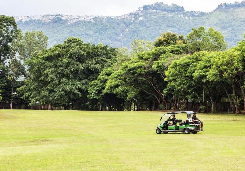 هتل Aye Thar Yar Golf Resort