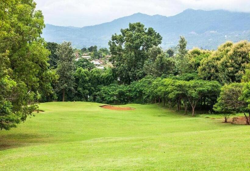 هتل Aye Thar Yar Golf Resort