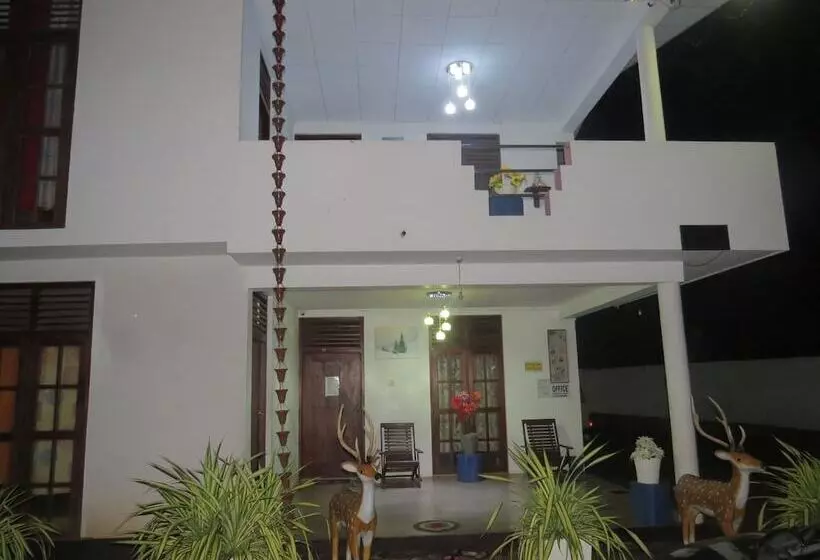 ホテル Thisara Pool Resort Kataragama & Yala & Kabiliththa Safari