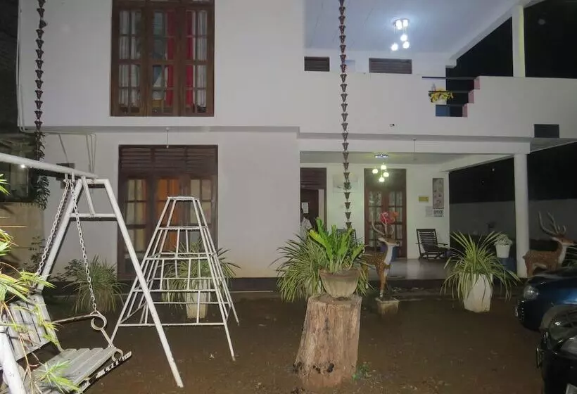 ホテル Thisara Pool Resort Kataragama & Yala & Kabiliththa Safari
