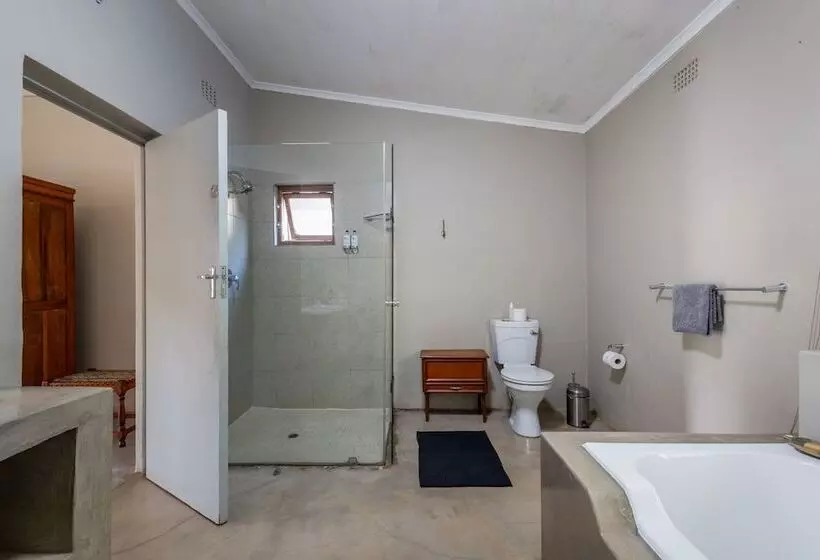 ペンション Ngoye Lodge
