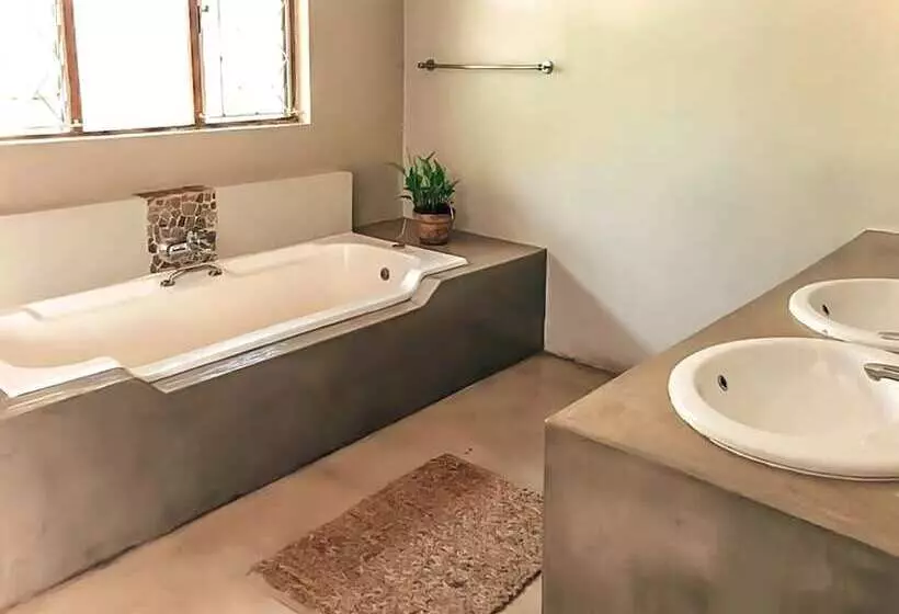 ペンション Ngoye Lodge