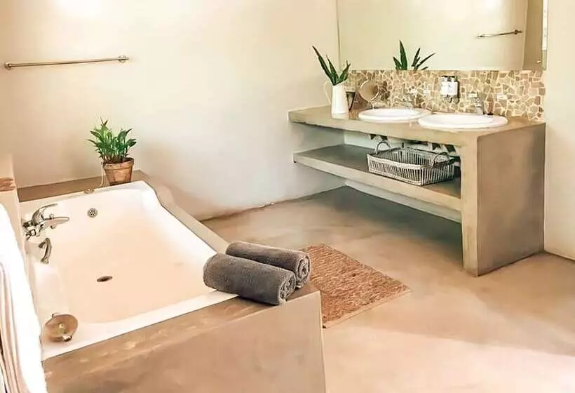 ペンション Ngoye Lodge