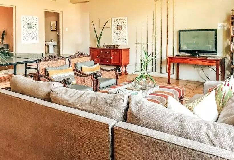 ペンション Ngoye Lodge