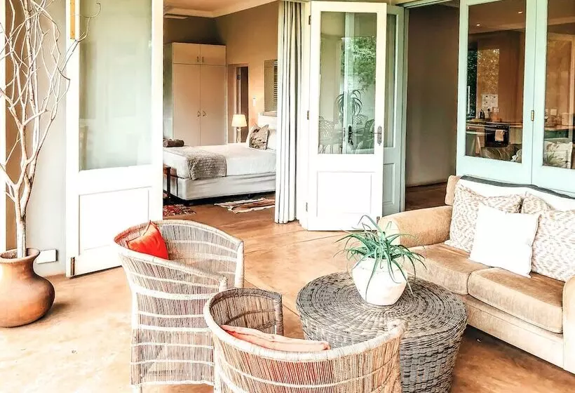 ペンション Ngoye Lodge