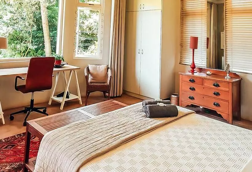 ペンション Ngoye Lodge