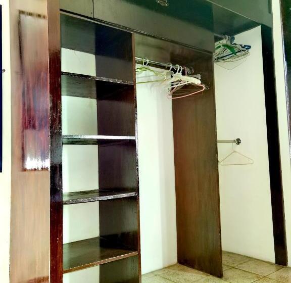 هاستل The Roof Backpackers