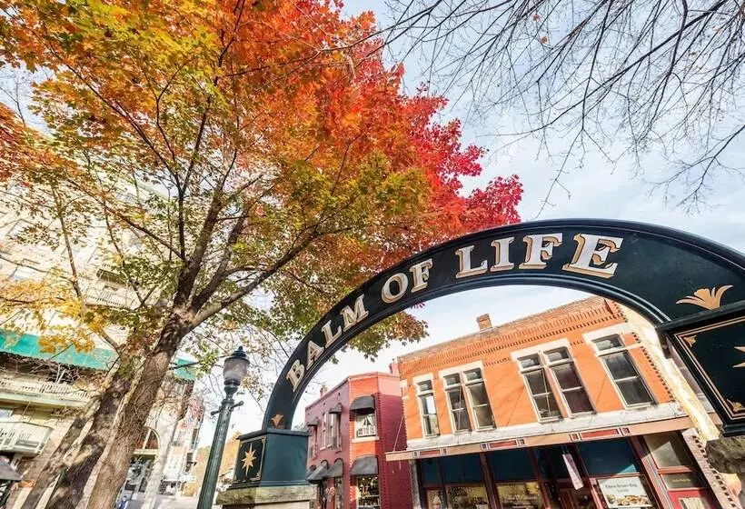 هتل 1905 Basin Park