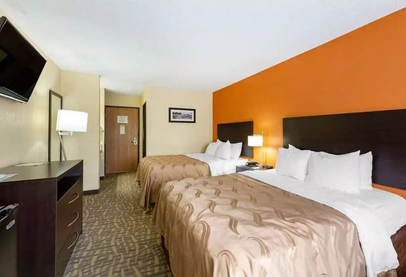 בית מלון כפרי Quality Inn