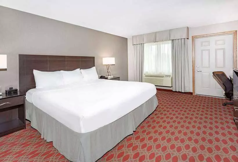 Motel Baymont By Wyndham Brooklyn Center