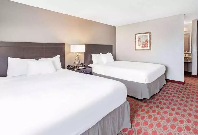 Motel Baymont By Wyndham Brooklyn Center