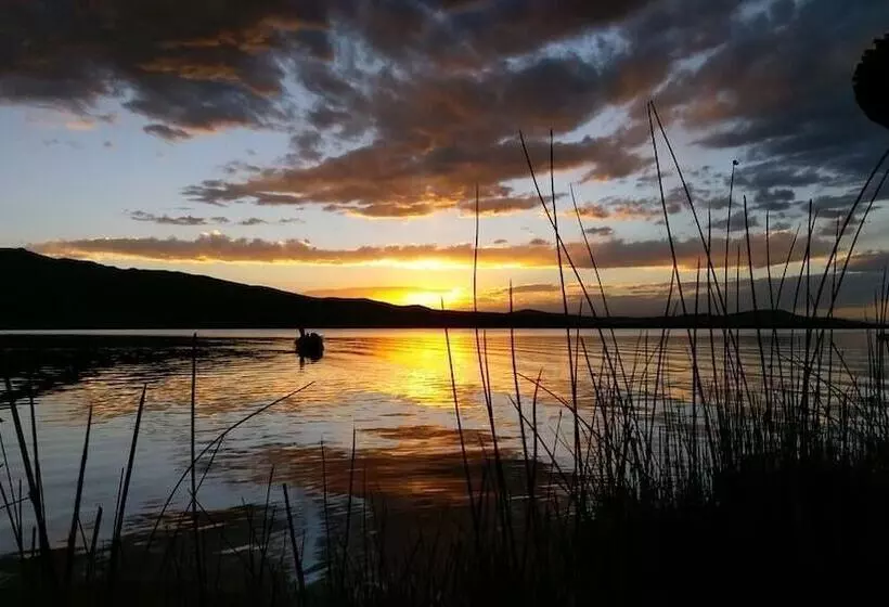 ホテル Uros Qhota Uta Lodge