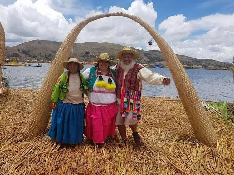ホテル Uros Qhota Uta Lodge