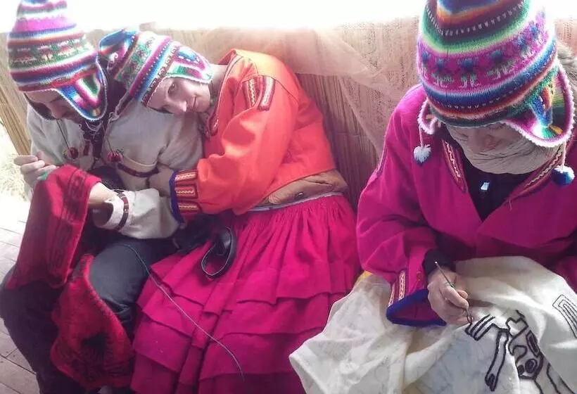ホテル Uros Qhota Uta Lodge
