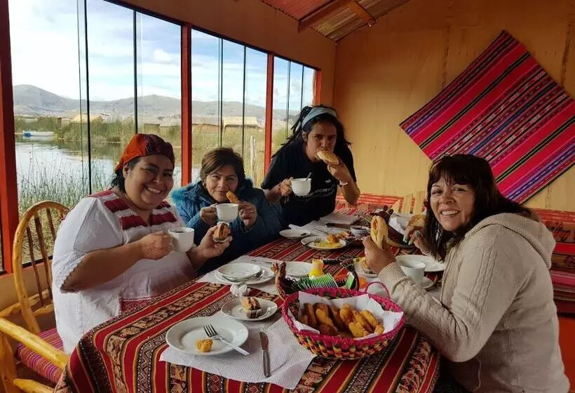 ホテル Uros Qhota Uta Lodge