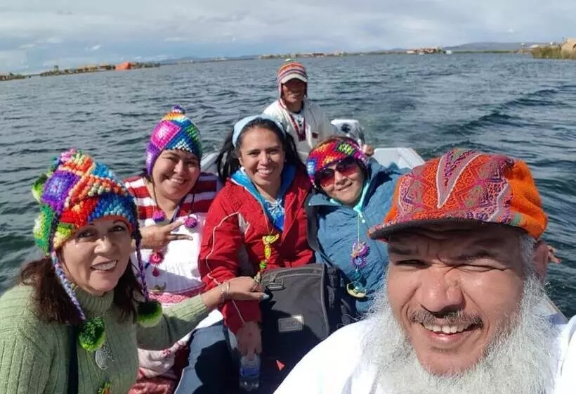 ホテル Uros Qhota Uta Lodge