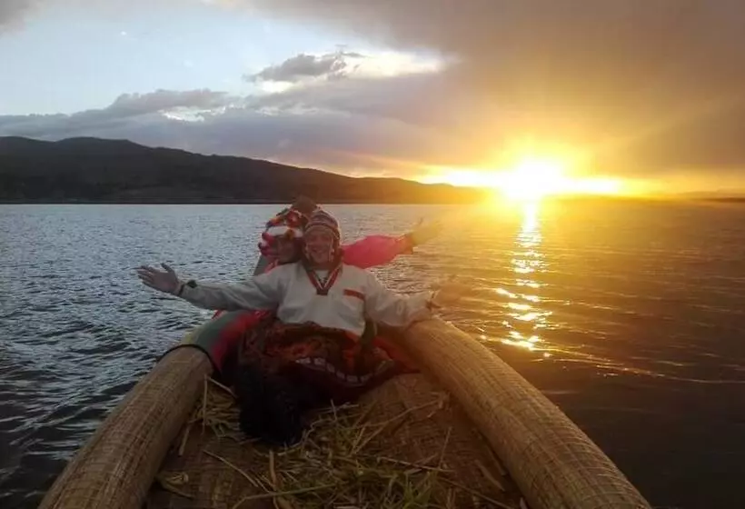 ホテル Uros Qhota Uta Lodge