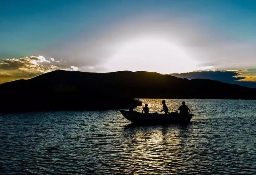 ホテル Uros Qhota Uta Lodge