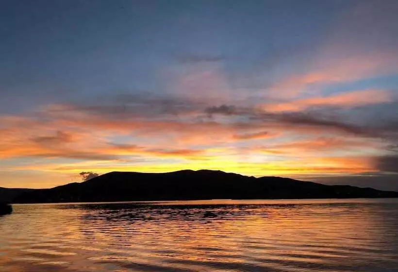 ホテル Uros Qhota Uta Lodge
