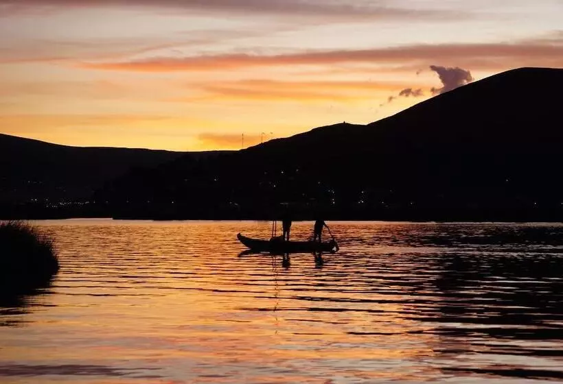 ホテル Uros Qhota Uta Lodge