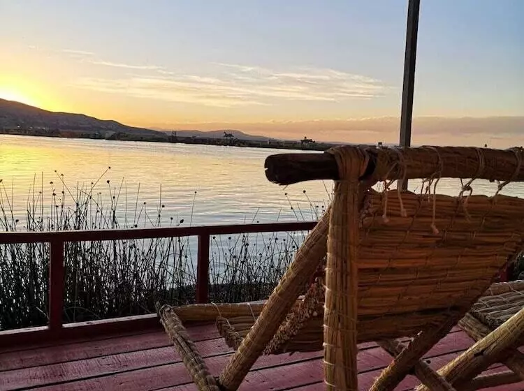 ホテル Uros Qhota Uta Lodge
