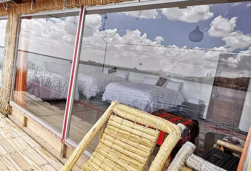 ホテル Uros Qhota Uta Lodge