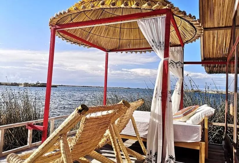 ホテル Uros Qhota Uta Lodge