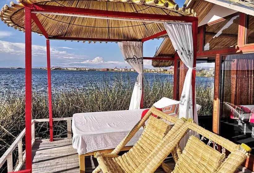 ホテル Uros Qhota Uta Lodge