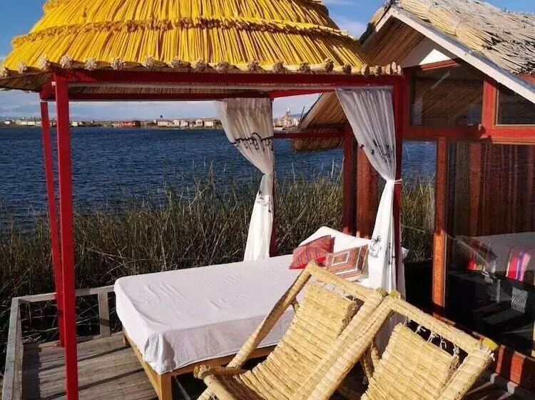 ホテル Uros Qhota Uta Lodge