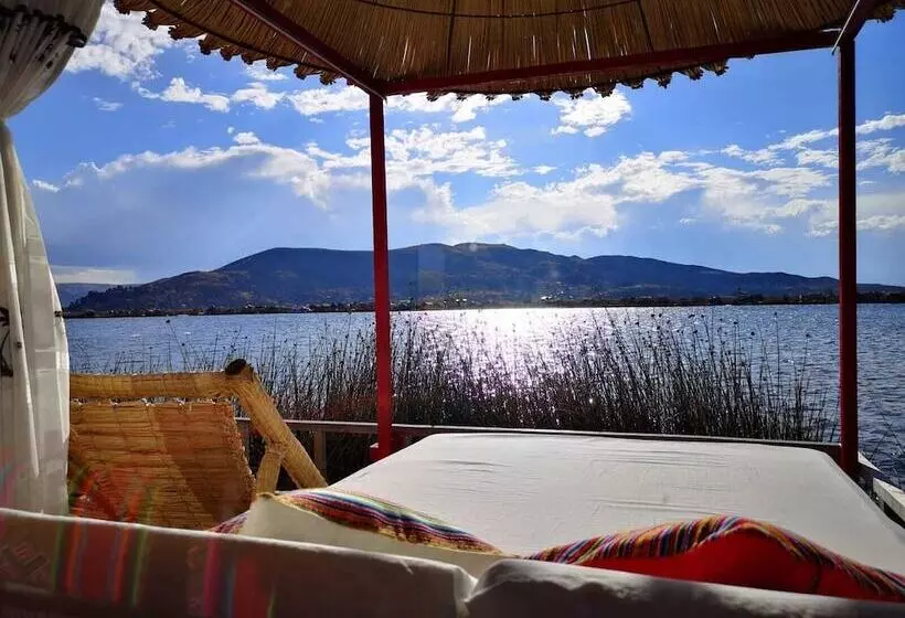 ホテル Uros Qhota Uta Lodge
