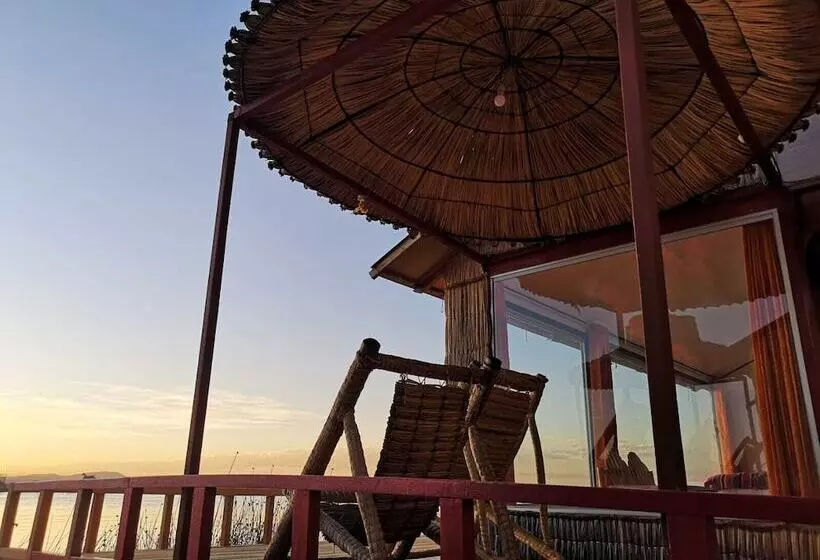ホテル Uros Qhota Uta Lodge