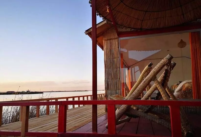 ホテル Uros Qhota Uta Lodge