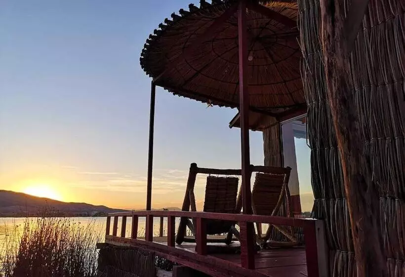 ホテル Uros Qhota Uta Lodge
