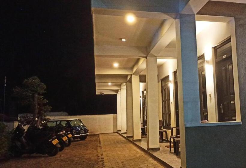 בית מלון כפרי Sailors Mirissa