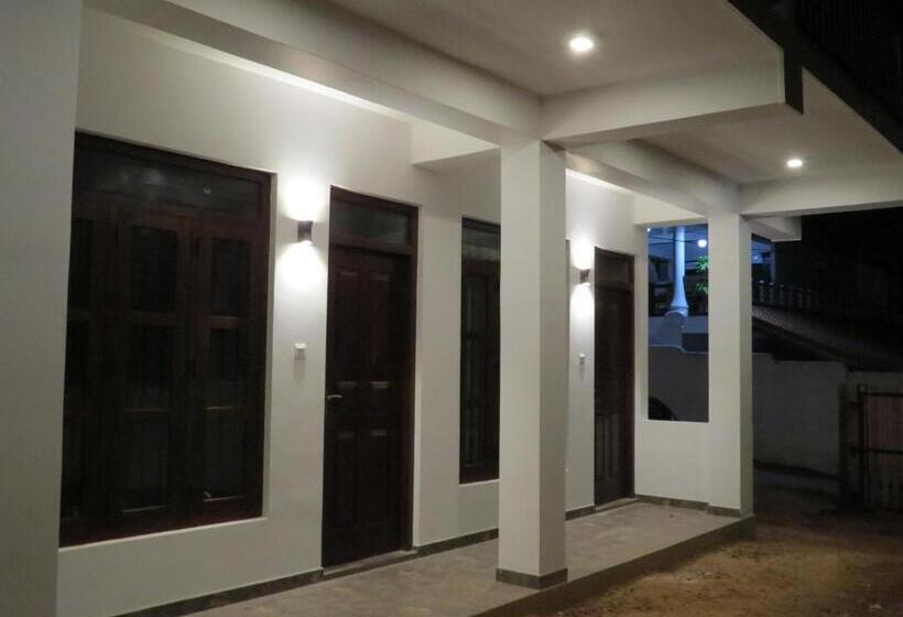 בית מלון כפרי Sailors Mirissa