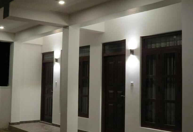 בית מלון כפרי Sailors Mirissa