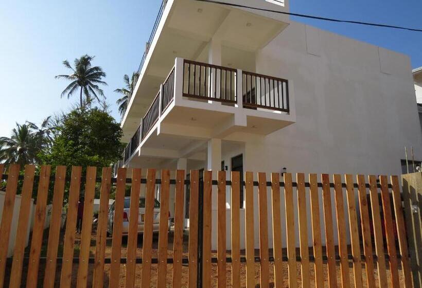 בית מלון כפרי Sailors Mirissa