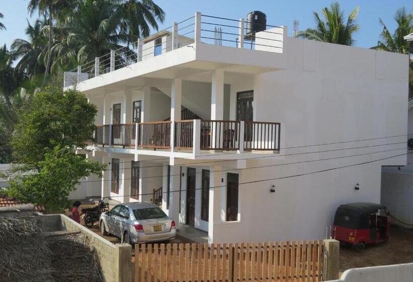 בית מלון כפרי Sailors Mirissa