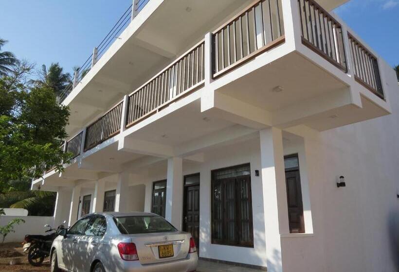 בית מלון כפרי Sailors Mirissa