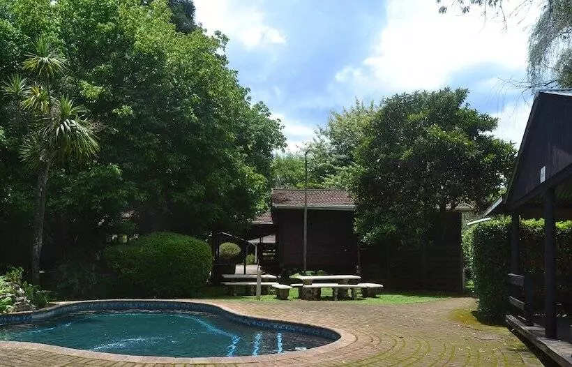 Log Cabin & Settlers Village