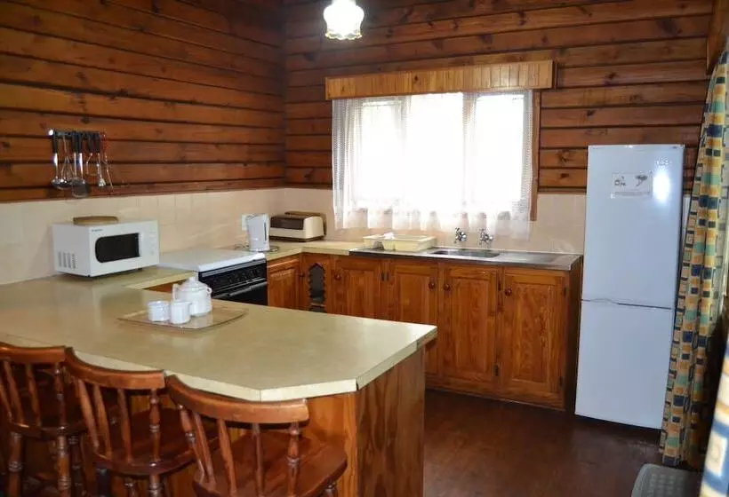 Log Cabin & Settlers Village