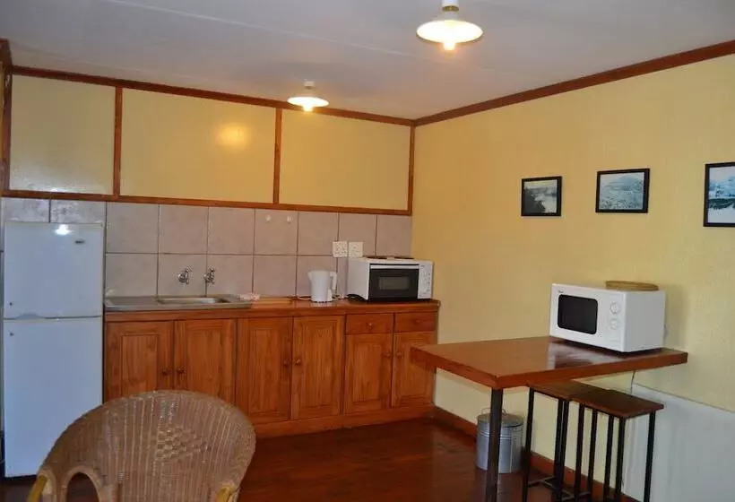 Log Cabin & Settlers Village