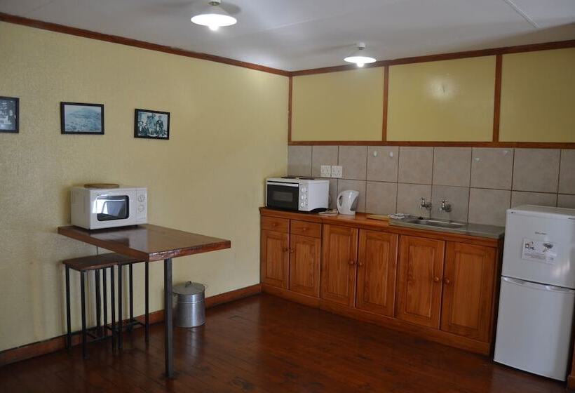 Log Cabin & Settlers Village